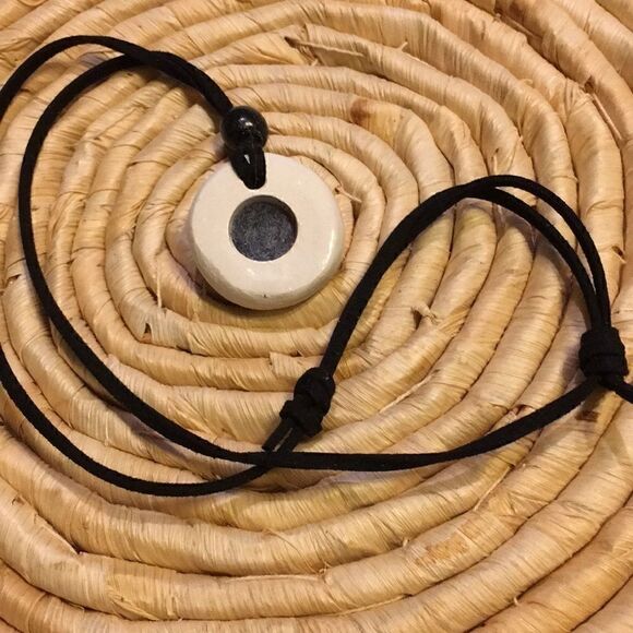 Hand made Mandala pendant with essential oil - Picture 2 of 5